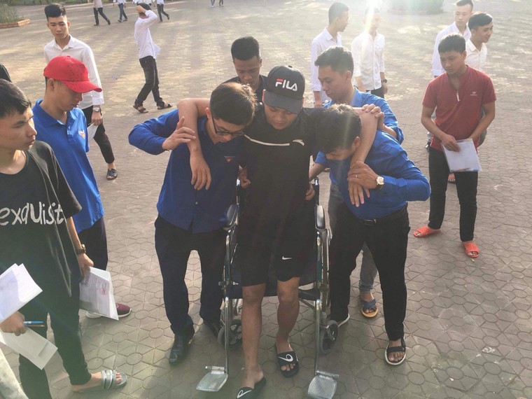 Những khoảnh khắc tình thân xúc động trước giờ thi ảnh 1