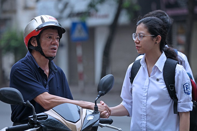 Những khoảnh khắc tình thân xúc động trước giờ thi ảnh 3