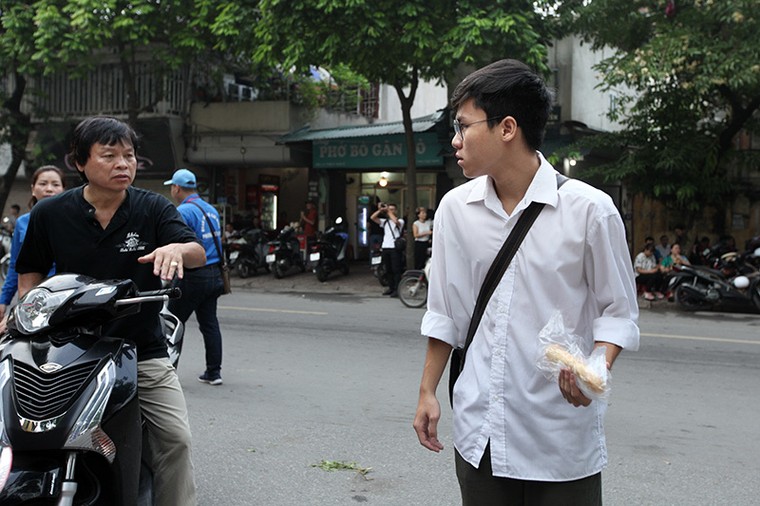 Những khoảnh khắc tình thân xúc động trước giờ thi ảnh 4