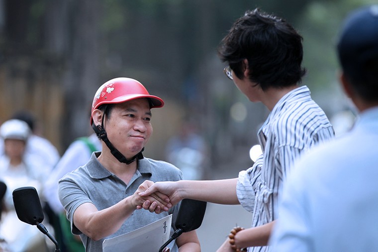 Những khoảnh khắc tình thân xúc động trước giờ thi ảnh 6