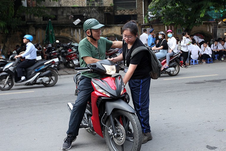 Những khoảnh khắc tình thân xúc động trước giờ thi ảnh 7