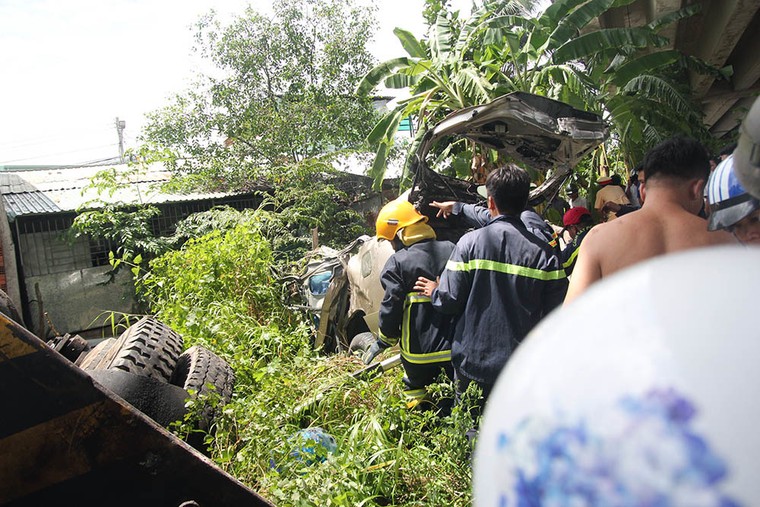 Ô tô và xe cẩu tông nhau trên cầu rơi xuống kênh nước, 5 người thương vong ảnh 1