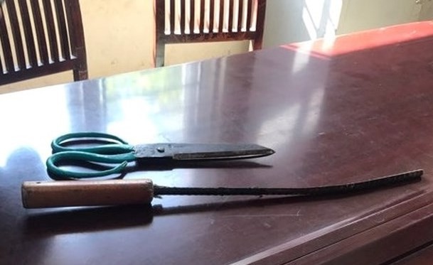 Khống chế đối tượng nghi ngáo đá, cầm kéo lao vào nhà dân cố thủ ảnh 1