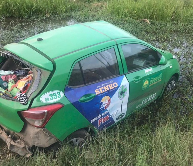 Hiện trường vụ tàu hỏa tông taxi văng xuống ruộng, 5 người thương vong ảnh 2