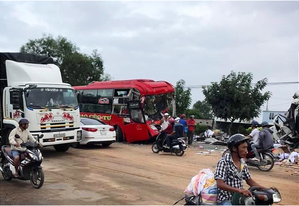 Xe khách đối đầu xe tải, hai tài xế chết kẹt trong ca-bin ảnh 2