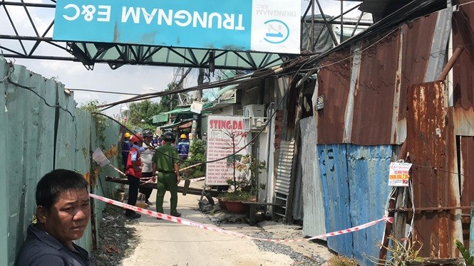 Cần cẩu công trình đổ sập đè nhà dân, 3 người may mắn thoát chết ảnh 1