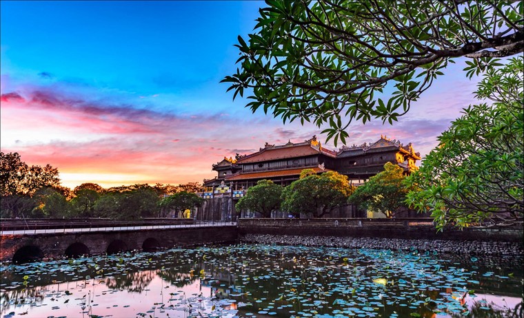 Kinh đô Phú Xuân Huế được xây dựng vào thời vua nào?