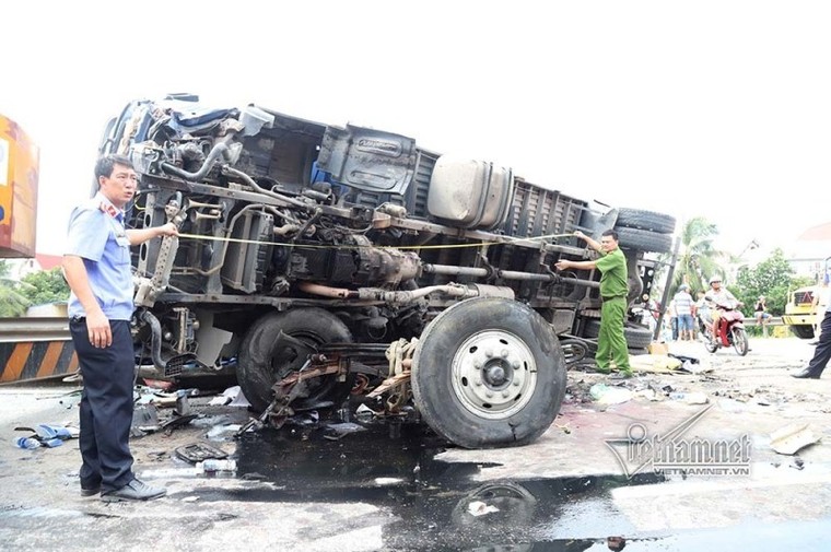 Xe tải lật đè chết 5 người ở Hải Dương, sao xe CSGT lại đậu giữa đường? ảnh 2