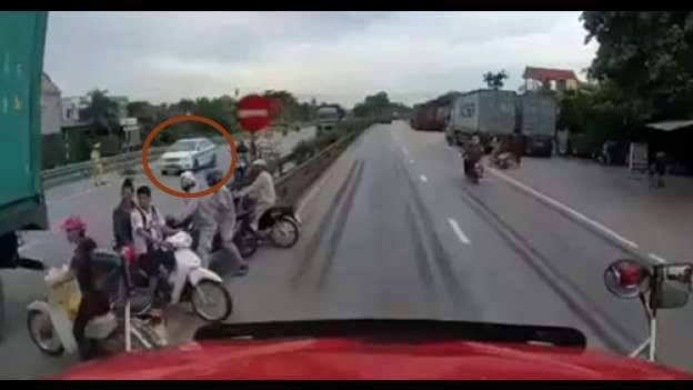 Xe tải lật đè chết 5 người ở Hải Dương, sao xe CSGT lại đậu giữa đường? ảnh 1