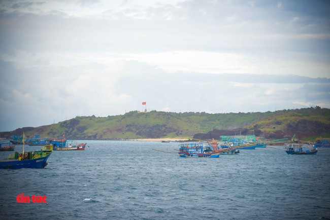 Cờ Tổ quốc hiên ngang trên Cột cờ chủ quyền đảo Phú Quý ảnh 10