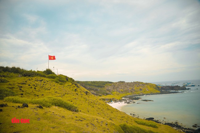 Cờ Tổ quốc hiên ngang trên Cột cờ chủ quyền đảo Phú Quý ảnh 1
