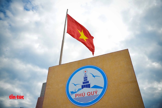 Cờ Tổ quốc hiên ngang trên Cột cờ chủ quyền đảo Phú Quý ảnh 7
