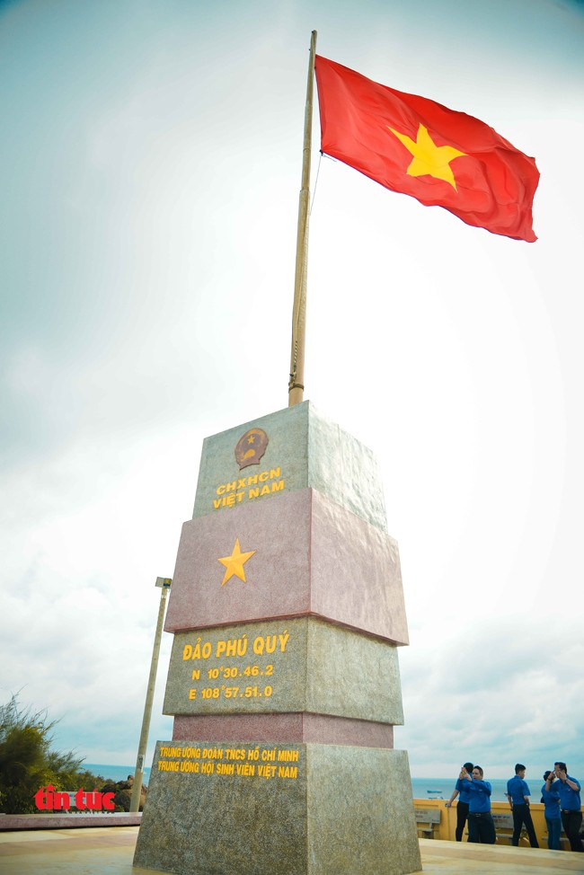 Cờ Tổ quốc hiên ngang trên Cột cờ chủ quyền đảo Phú Quý ảnh 9