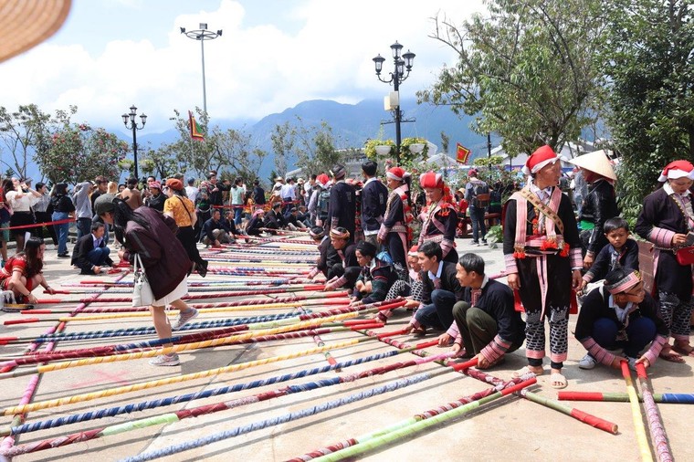 Hơn 10.000 người tham gia nhảy sạp tại Fansipan, xác lập kỷ lục Việt Nam ảnh 2