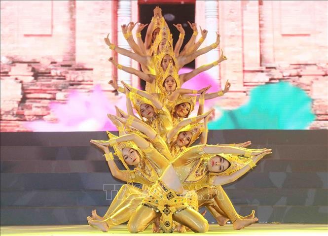 Rực rỡ sắc màu ngày hội văn hoá của đồng bào Chăm ảnh 2