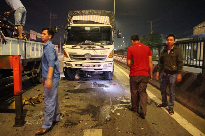 Ô tô con lọt gầm xe tải sau tai nạn, cả gia đình may mắn thoát chết ảnh 1