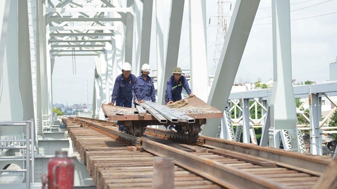 Cầu đường sắt trăm tỷ ở Sài Gòn trước ngày thông xe ảnh 13