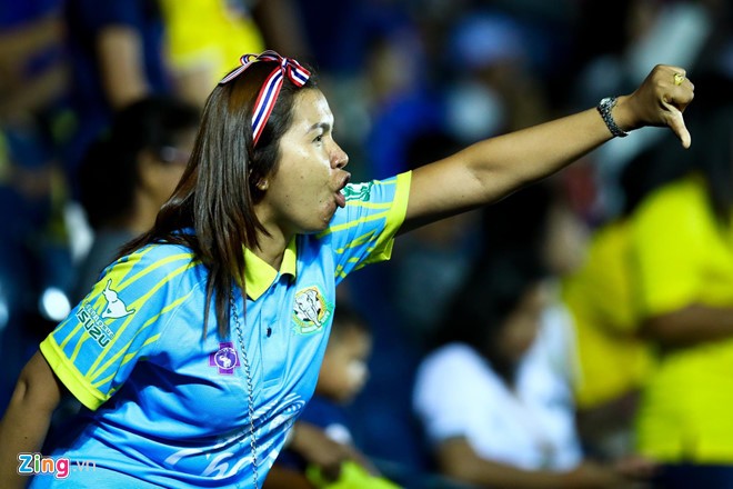 Vì sao Quế Ngọc Hải giơ ngón tay về phía CĐV Thái Lan tại King’s Cup? ảnh 2