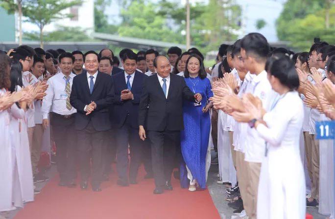 Thủ tướng Nguyễn Xuân Phúc đánh trống khai giảng năm học mới ảnh 1