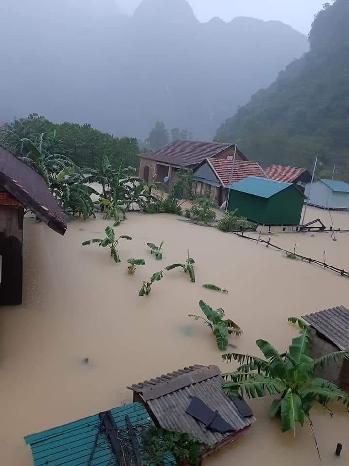 Nhà phao - 'vị thần' cứu cánh cho người dân vùng lũ ảnh 9