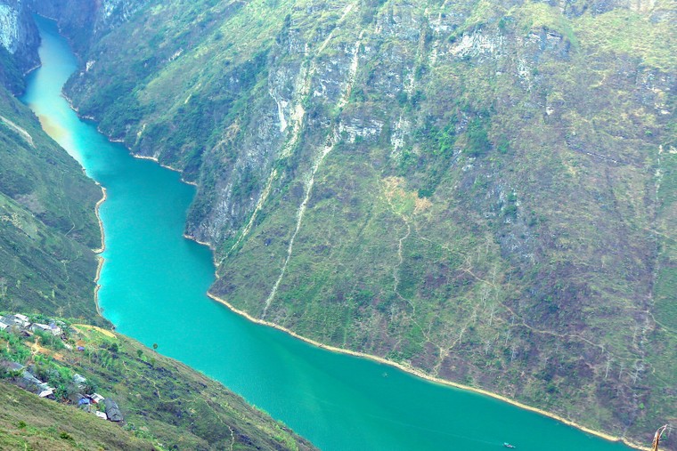 Sông Nho Quế là một phụ lưu của...?