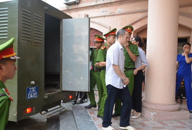 Phó chủ tịch tỉnh Hà Giang tới tham dự phiên xử vụ gian lận thi ảnh 1