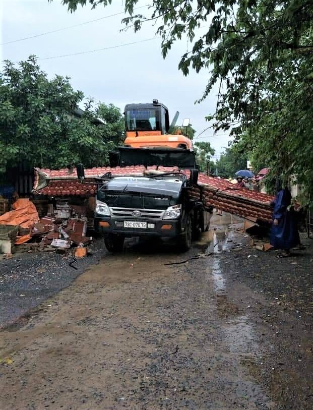 Tài xế xe tải tử vong tại chỗ sau tông sập cổng làng ảnh 1