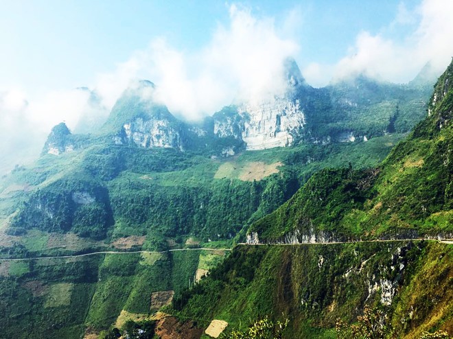 Nhận định nào sau đây không đúng khi nói về đèo Mã Pì Lèng?