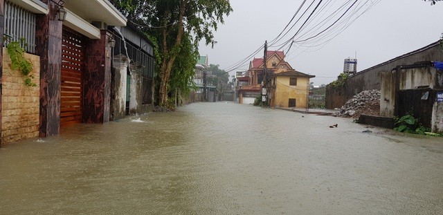 Mưa lớn kéo dài, thành phố Vinh chìm trong biển nước ảnh 1
