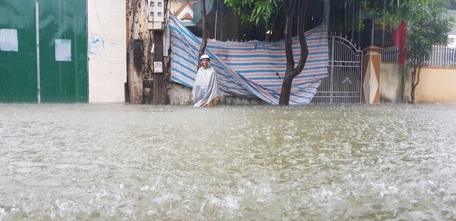 Mưa lớn kéo dài, thành phố Vinh chìm trong biển nước ảnh 6