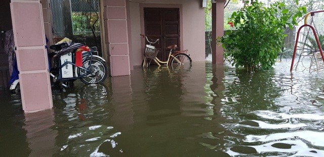Mưa lớn kéo dài, thành phố Vinh chìm trong biển nước ảnh 7