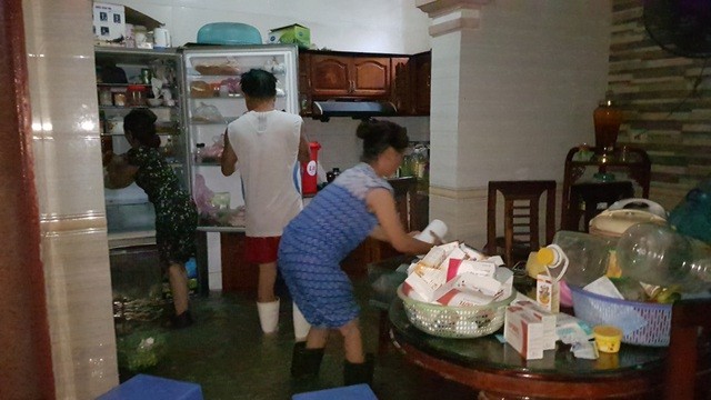 Mưa lớn kéo dài, thành phố Vinh chìm trong biển nước ảnh 9