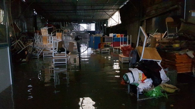 Mưa lớn kéo dài, thành phố Vinh chìm trong biển nước ảnh 11