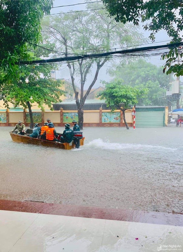 Mưa lớn kéo dài, thành phố Vinh chìm trong biển nước ảnh 13