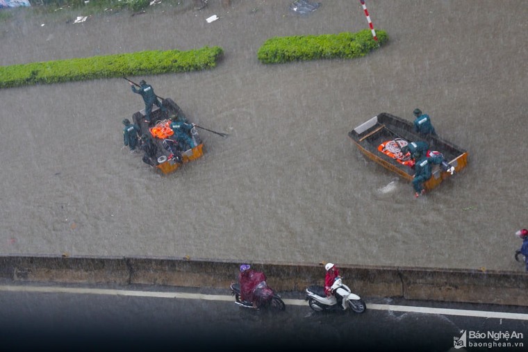 Mưa lớn kéo dài, thành phố Vinh chìm trong biển nước ảnh 14