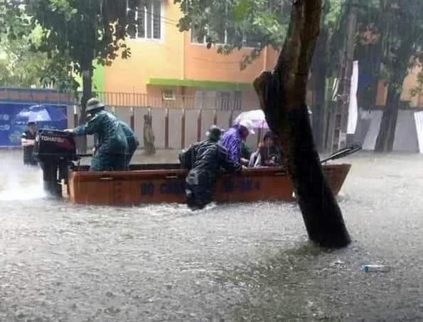 Mưa lớn kéo dài, thành phố Vinh chìm trong biển nước ảnh 15