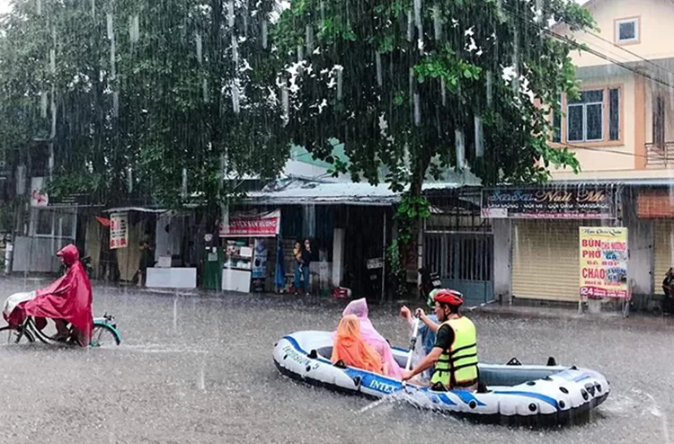 Mưa lớn kéo dài, thành phố Vinh chìm trong biển nước ảnh 16