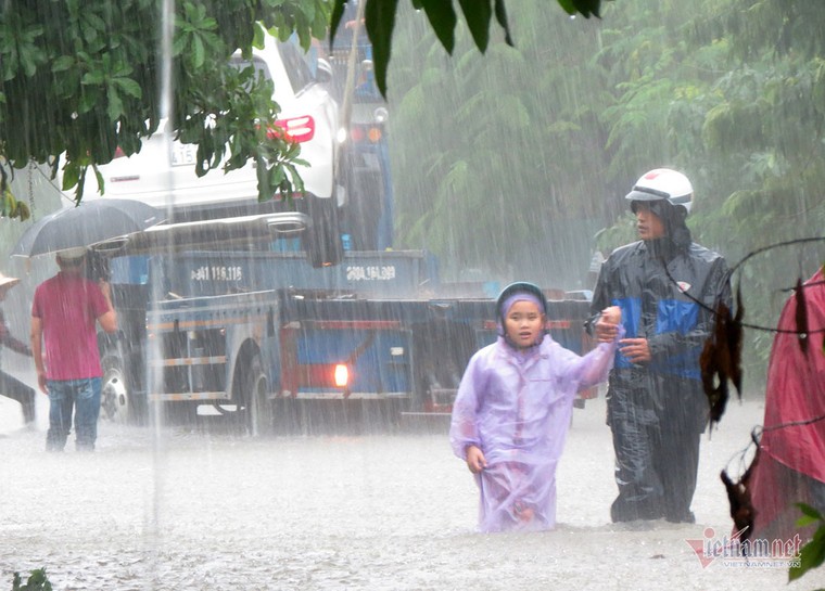Mưa lớn kéo dài, thành phố Vinh chìm trong biển nước ảnh 17