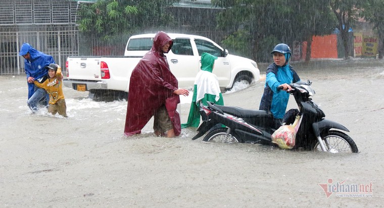 Mưa lớn kéo dài, thành phố Vinh chìm trong biển nước ảnh 19