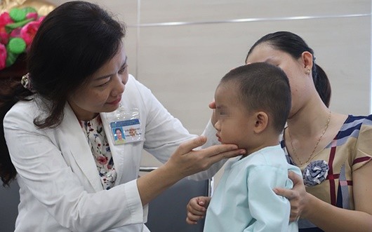 Bé trai 2 tuổi suýt bị mù mắt do biến chứng viêm xoang ảnh 1