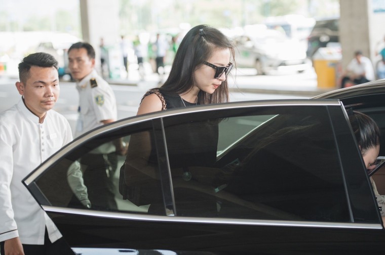 Ngô Thanh Vân rạng ngời bên xe VinFast đi dự đám cưới Đông Nhi ảnh 1