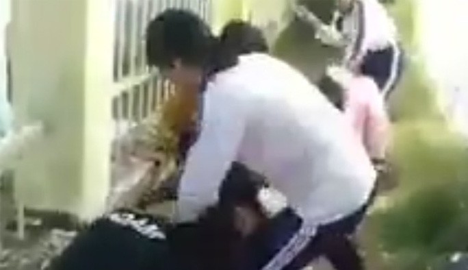 Chỉ vì cái liếc mắt ở nhà xe, 4 nữ sinh lớp 6 bị đánh tơi tả ảnh 1