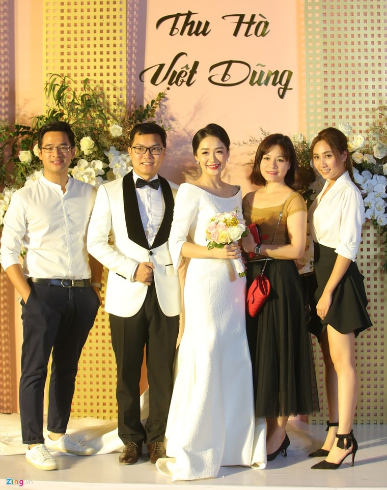 Công Lý và bạn gái dự tiệc cưới BTV Thời sự Thu Hà ảnh 2