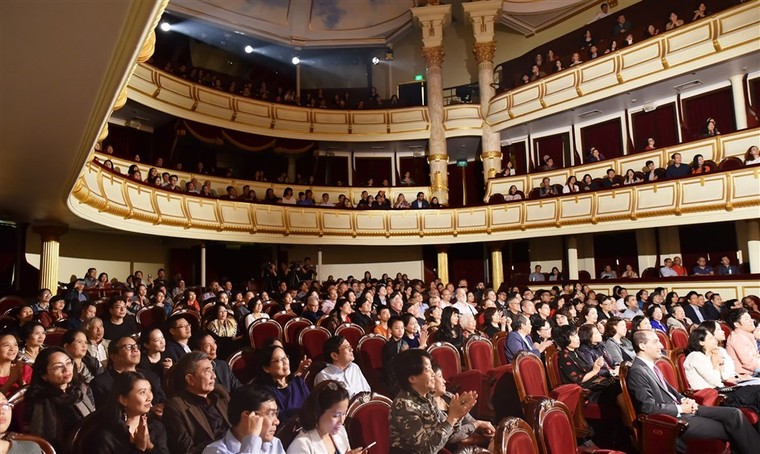 Nghệ sĩ trẻ Jonathan Swensen chinh phục khán giả Việt Nam với tiếng đàn cello ảnh 2