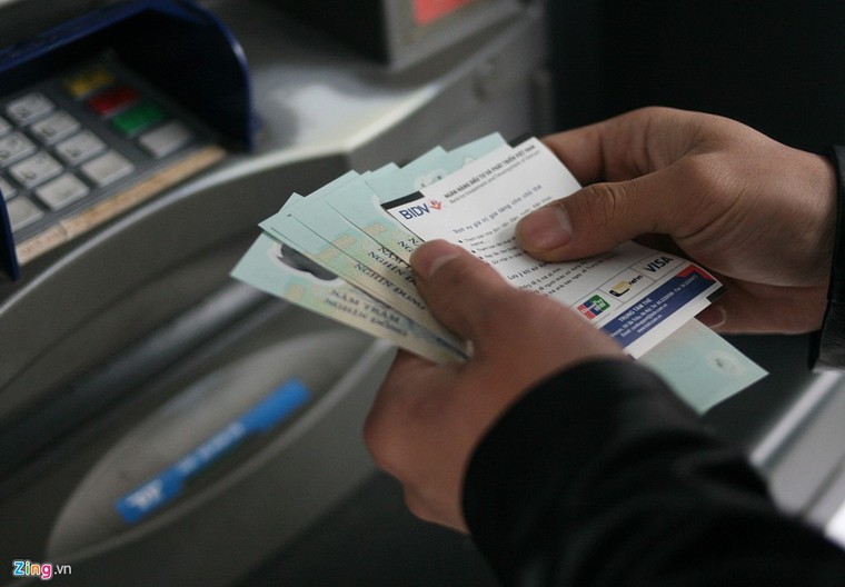 Lãi hàng nghìn tỷ từ các loại phí chuyển khoản, rút tiền ATM ảnh 1