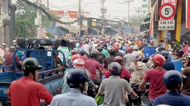 Quốc lộ kẹt xe nghiêm trọng vì người đàn ông say xỉn ngủ giữa đường ảnh 1