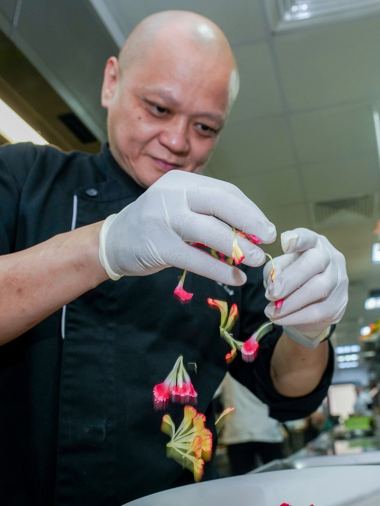 Bí mật sau những món ăn siêu công phu của nhà hàng 'quý tộc buộc phải đến' ảnh 11