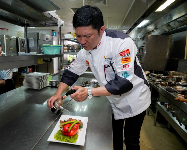 Bí mật sau những món ăn siêu công phu của nhà hàng 'quý tộc buộc phải đến' ảnh 5