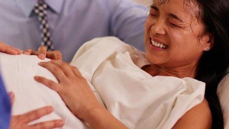 Sản phụ suýt mất con vì đòi ‘sinh thuận tự nhiên’ trong tư thế đứng ảnh 1