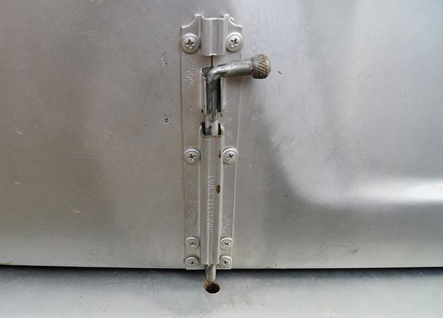 Đường xóc, chốt cửa tự chế bị bung khiến 3 học sinh rơi khỏi xe đưa đón ảnh 1